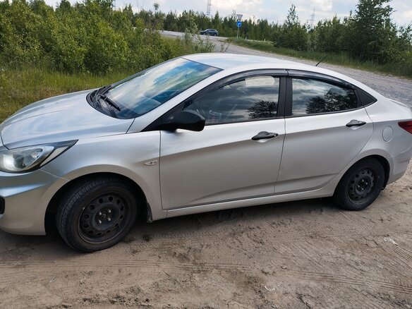 2013 Hyundai Solaris I, серебристый, 730000 рублей - вид 4