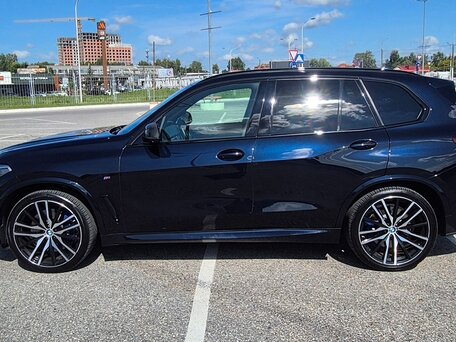 2020 BMW X5 M50d IV (G05/G18), чёрный, 7499000 рублей, вид 5