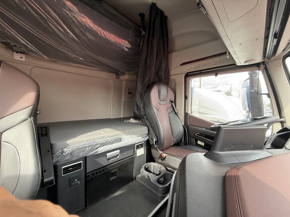 2023 IVECO-Hongyan 4x2, красный, 7950000 рублей - вид 7