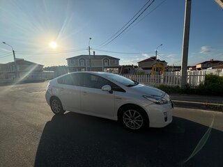 2010 Toyota Prius III (XW30), белый, 1100000 рублей, вид 2