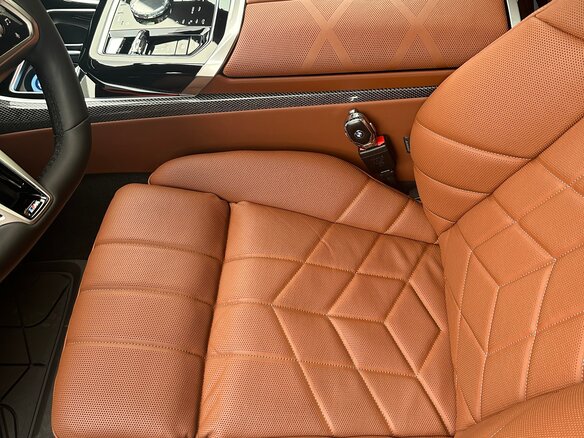 2023 BMW 7 серии 740d xDrive VII (G70), чёрный, 13300000 рублей - вид 13