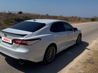 2019 Toyota Camry VIII (XV70), белый, 2100000 рублей, вид 3
