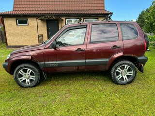 2004 Chevrolet Niva I, красный, 300000 рублей, вид 2