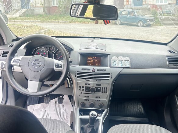 2011 Opel Astra H Рестайлинг, белый, 550000 рублей - вид 6