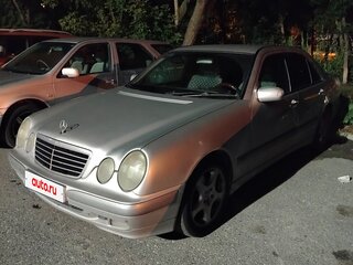 2000 Mercedes-Benz E-Класс 240 II (W210, S210) Рестайлинг, серебристый, 550000 рублей, вид 1