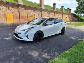 2017 Toyota Prius IV (XW50), белый, 1867906 рублей, вид 3