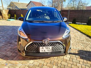 2020 Toyota Sienta II Рестайлинг, коричневый, 2100000 рублей, вид 1