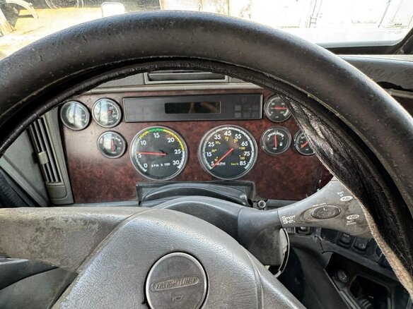 2002 Freightliner Century Class, серебристый, 1050000 рублей - вид 11