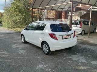 2015 Toyota Vitz III (XP130) Рестайлинг, белый, 1000000 рублей, вид 3