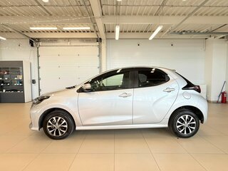 2020 Toyota Yaris IV, серый, 1179000 рублей, вид 3