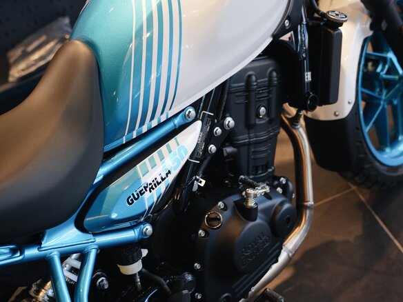 2026 Royal Enfield Guerrilla 450, синий, 559000 рублей - вид 20