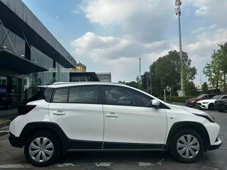 2021 Toyota Yaris L X XP150 Рестайлинг, белый, 1050000 рублей, вид 4