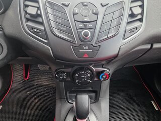 2016 Ford Fiesta Mk6 Рестайлинг, красный, 800000 рублей, вид 5