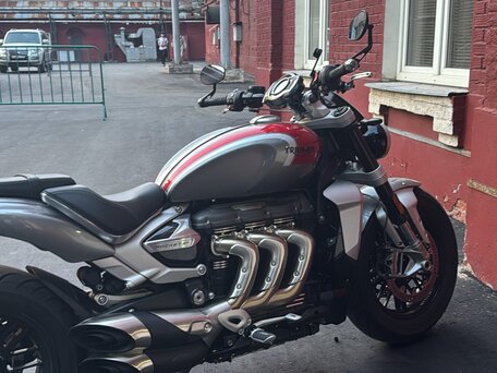 2023 Triumph Rocket 3, серебристый, 1900000 рублей, вид 4