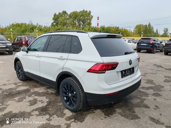 2017 Volkswagen Tiguan II, белый - вид 3