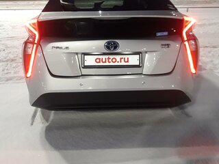 2017 Toyota Prius IV (XW50), серебристый, 1955000 рублей, вид 4