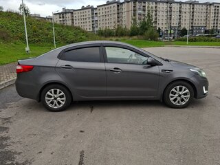 2014 Kia Rio 6-speed III, серый, 845000 рублей, вид 3