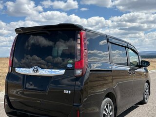 2017 Toyota Noah III (R80), чёрный, 1910000 рублей, вид 4