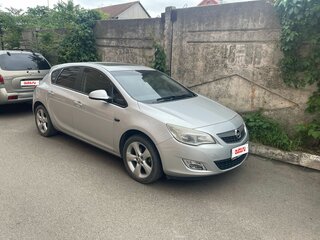 2011 Opel Astra J, серебристый, 705000 рублей, вид 1