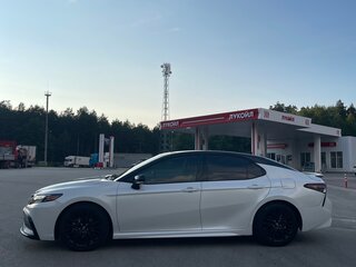 2021 Toyota Camry US Market VIII (XV70) Рестайлинг, белый, 3500000 рублей, вид 3