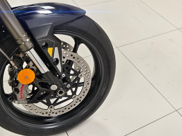 2025 Triumph Street Triple, жёлтый - вид 26