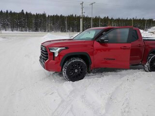 2024 Toyota Tundra CrewMax III, пурпурный, 13000000 рублей, вид 3