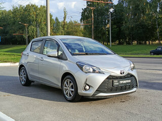 2020 Toyota Yaris III Рестайлинг 2, серый, 1476000 рублей, вид 3
