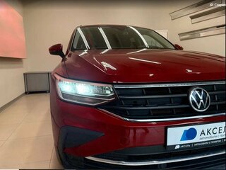 2021 Volkswagen Tiguan II Рестайлинг, красный, 3012000 рублей, вид 3