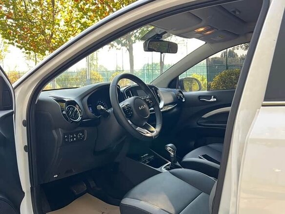 2023 Kia KX1, белый, 1370000 рублей - вид 4