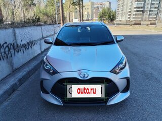 2020 Toyota Yaris IV, серебристый, 970000 рублей, вид 3