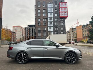 2019 Skoda Superb III Рестайлинг, серый, 2500000 рублей, вид 4