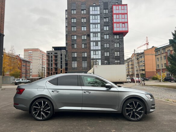 2019 Skoda Superb III Рестайлинг, серый, 2500000 рублей - вид 3