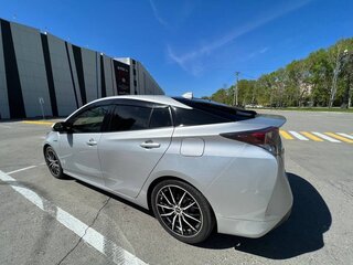 2017 Toyota Prius IV (XW50), серебристый, 1340000 рублей, вид 3