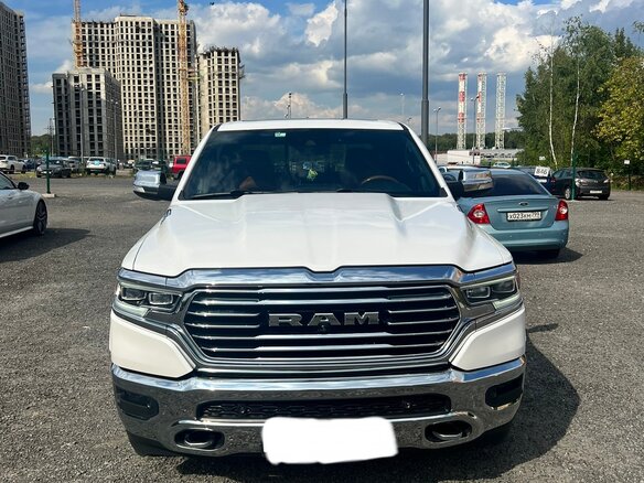 2018 Ram 1500 Crew Cab V, белый, 6050000 рублей - вид 2