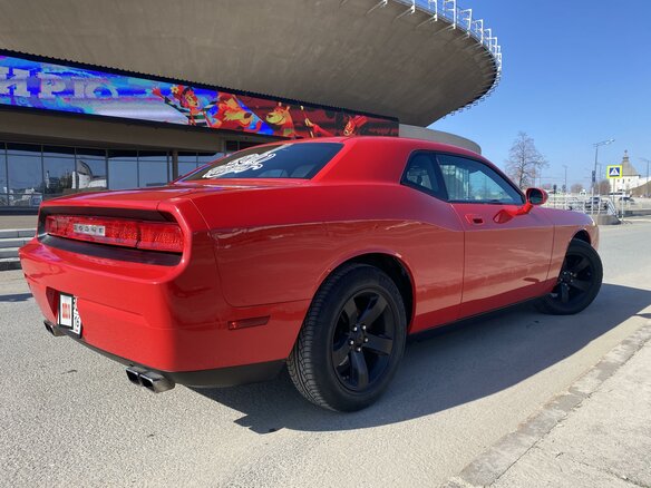 2009 Dodge Challenger III, красный - вид 5