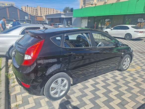 2012 Hyundai Solaris I, чёрный, 700000 рублей - вид 4
