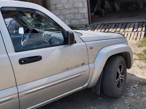 2003 Jeep Cherokee III (KJ), серебристый, 1000000 рублей - вид 2