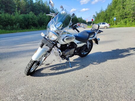 2023 Bajaj Avenger, белый, 240000 рублей, вид 3