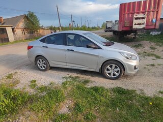 2013 Hyundai Solaris I, серебристый, 850000 рублей, вид 2