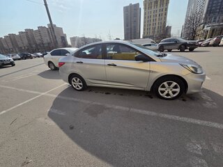 2013 Hyundai Solaris I, серебристый, 429000 рублей, вид 4