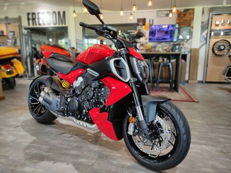 2025 Ducati Diavel V4, красный, 3600000 рублей, вид 3