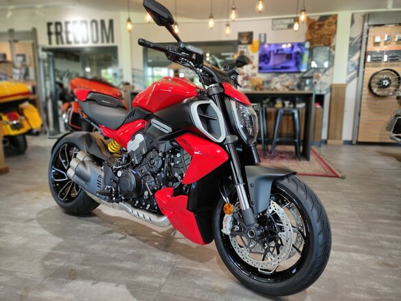 2025 Ducati Diavel V4, красный, 3600000 рублей - вид 2