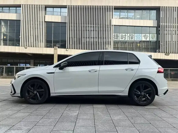 2023 Volkswagen Golf VIII, белый, 1800700 рублей - вид 4