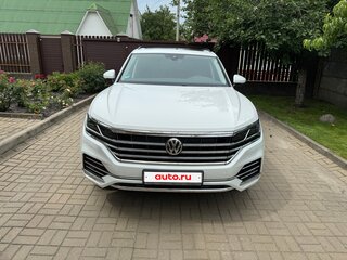 2019 Volkswagen Touareg III, белый, 5700000 рублей, вид 3