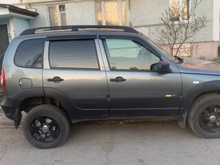 2017 Chevrolet Niva I Рестайлинг, серый, 730000 рублей, вид 2