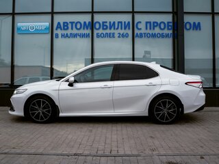 2021 Toyota Camry VIII (XV70) Рестайлинг, белый, 2989000 рублей, вид 2