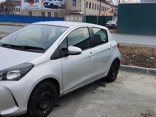 2014 Toyota Vitz III (XP130) Рестайлинг, серебристый, 910000 рублей, вид 2