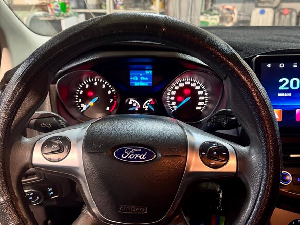 2014 Ford Focus III, серебристый, 700000 рублей - вид 16