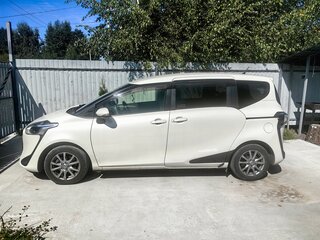 2020 Toyota Sienta II Рестайлинг, белый, 1700000 рублей, вид 2
