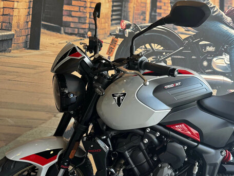2026 Triumph Trident 800, серый, 1590000 рублей, вид 5